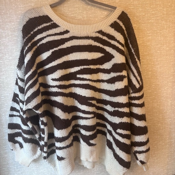 Zebra Print Sweater - Black and White Size 3XL - Picture 6 of 7